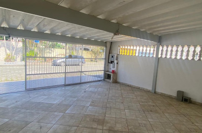 Casa Térrea com 3 Suítes, Ar-Condicionado e Piscina - Semi-Mobiliada