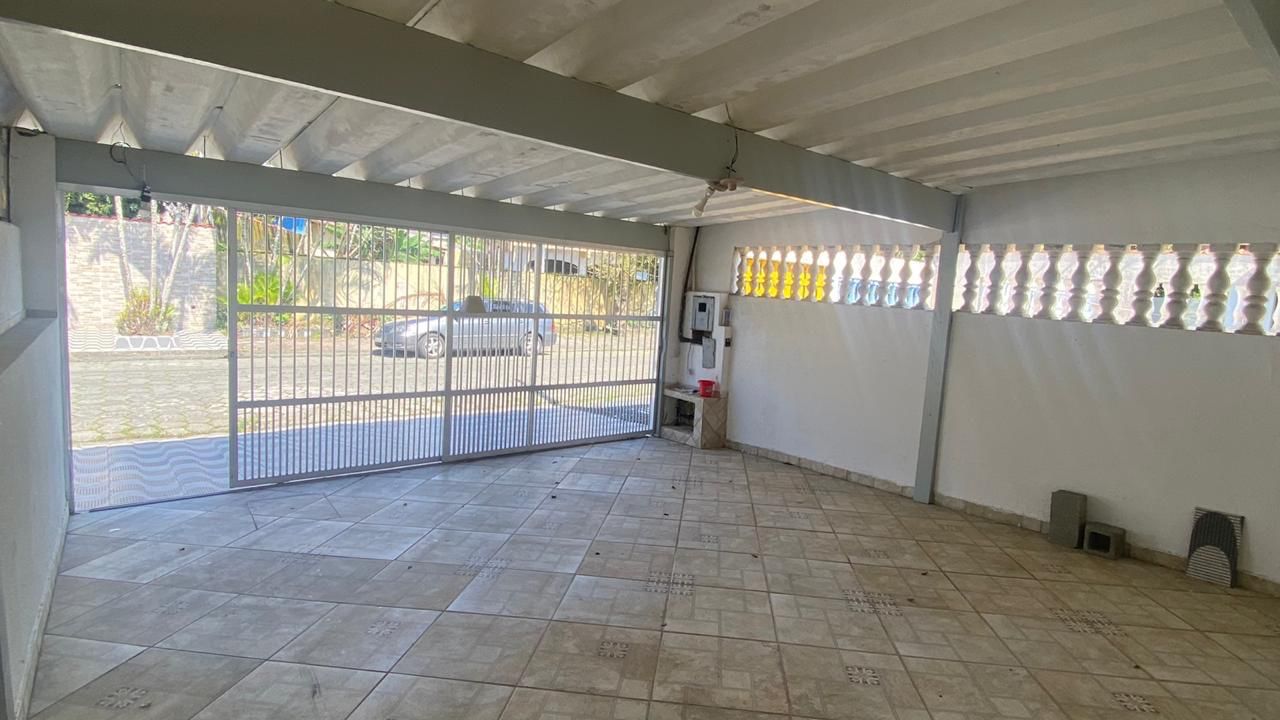 Casa Térrea com 3 Suítes, Ar-Condicionado e Piscina - Semi-Mobiliada