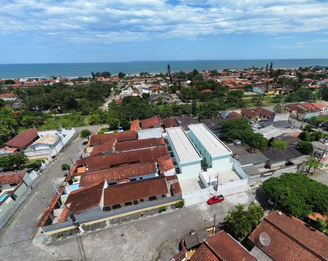 Sobrado 2 Suítes com Churrasqueira - Lado Praia a 500m do Mar