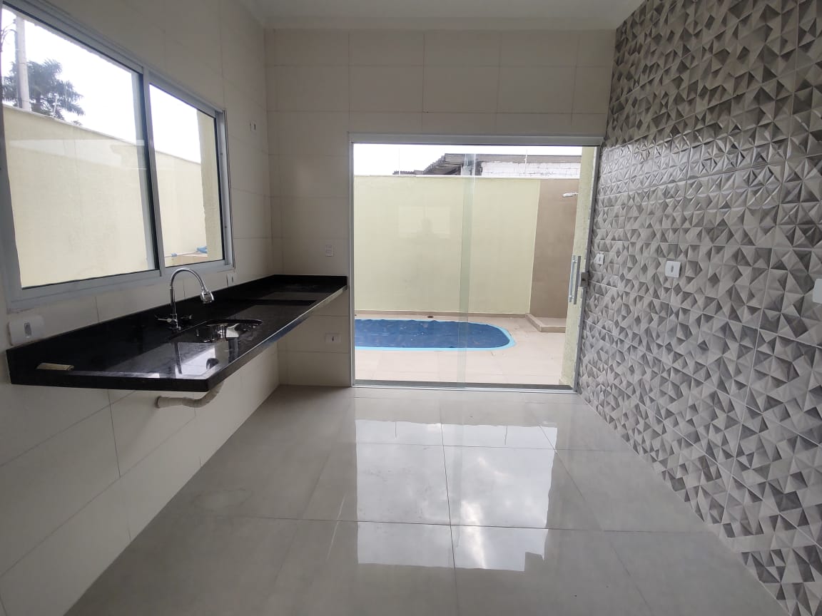 CAS261326 Casa em Itanhaém com 2 suítes e piscina com cascata financiada