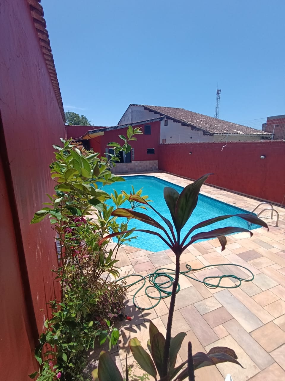 CAS261311 Casa em Itanhaém 5 dormitórios com piscina de alvenaria a 200m da praia