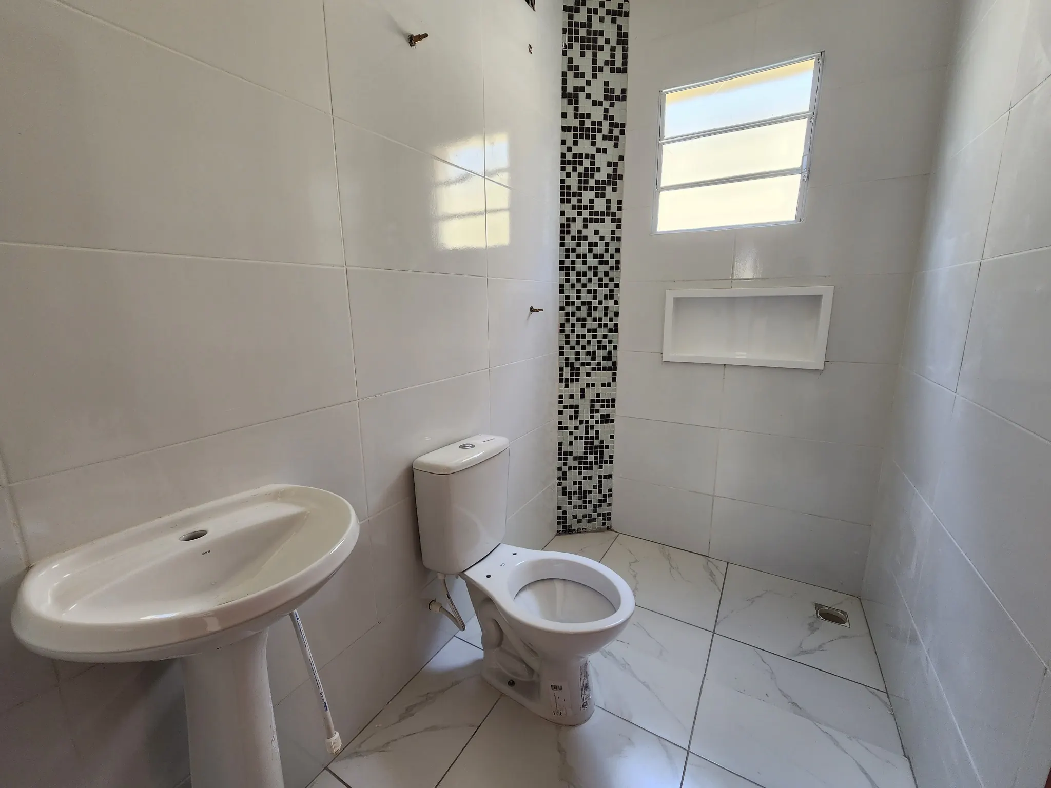 Casa Térrea 2 Dorms (1 Suíte) com Piscina e Churrasqueira - 2 Vagas