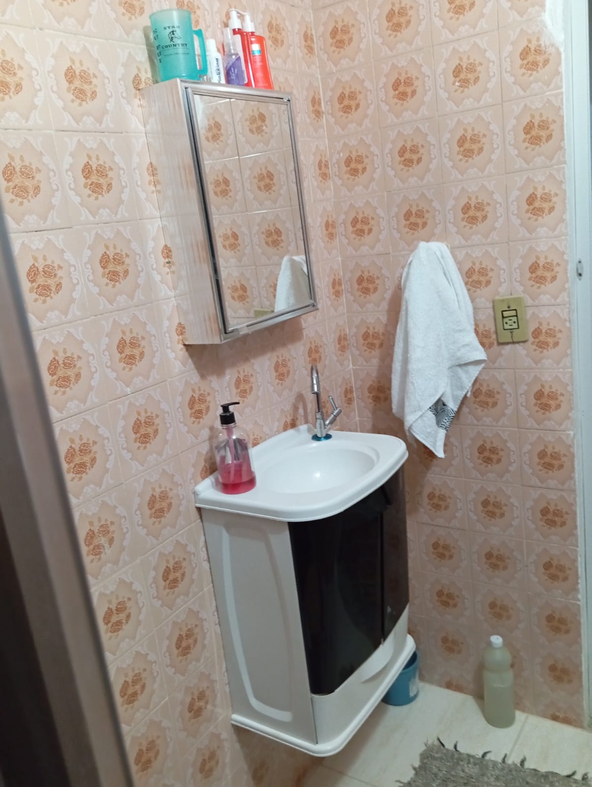 More com Praticidade: Casa com Suíte e Amplo Quintal em Travessa Comercial.