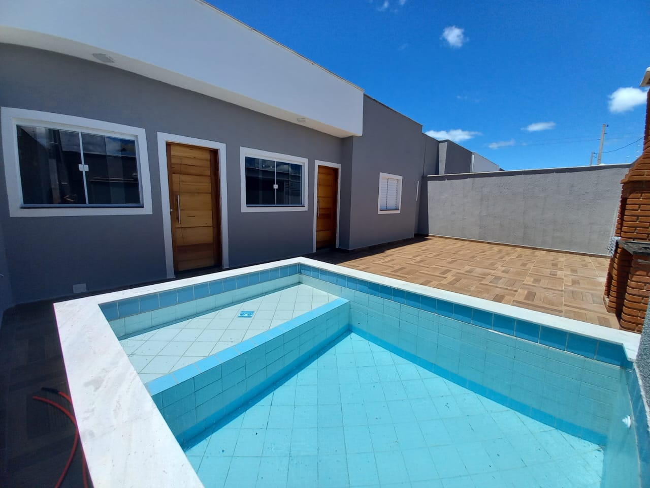 Casa 2 Dorms (1 Suíte) com Planejados e Piscina com Cascata