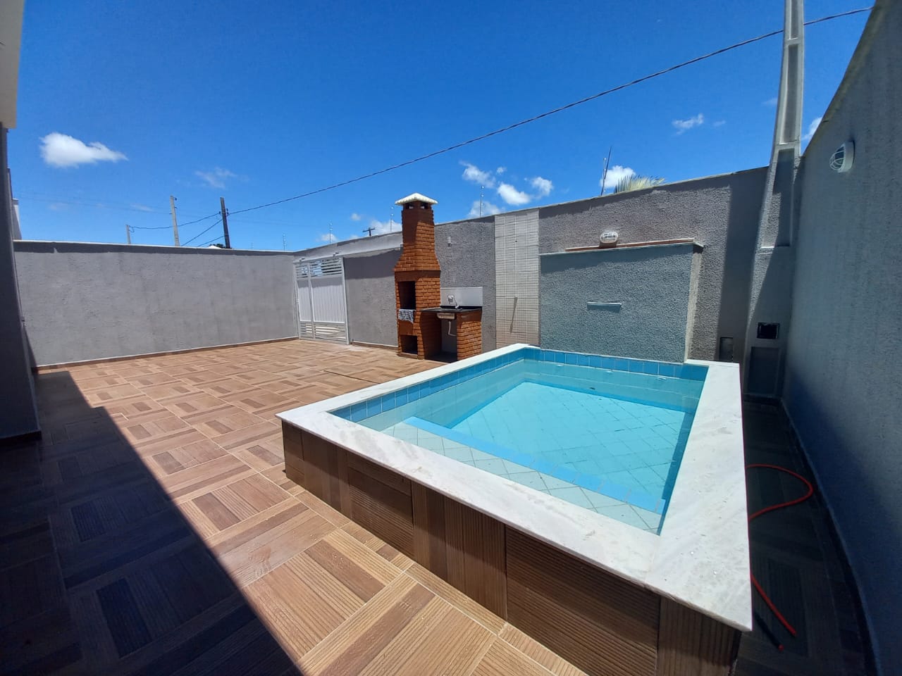 Casa 2 Dorms (1 Suíte) com Planejados e Piscina com Cascata