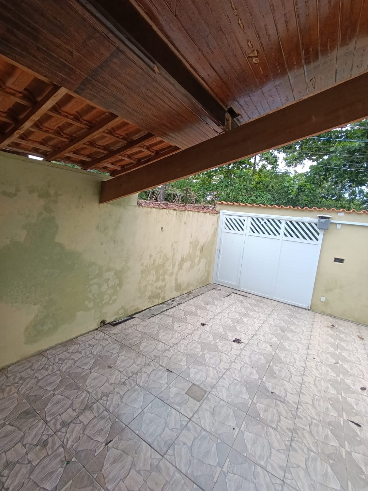 CAS261300 Casa no Suarão com Edícula e Churrasqueira – 2 Minutos do Centro Comercial – Aceita Financiamento!