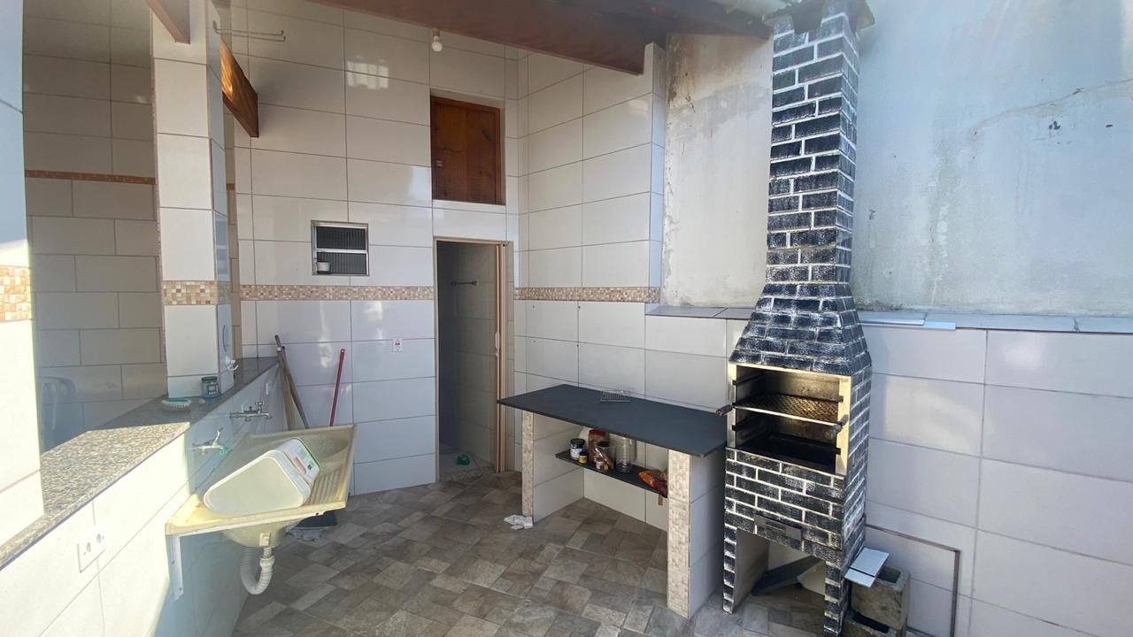 Casa Térrea com 3 Suítes, Ar-Condicionado e Piscina - Semi-Mobiliada