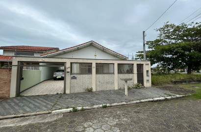Casa em Peruíbe a 180 metros da praia com edícula e 5 vagas!