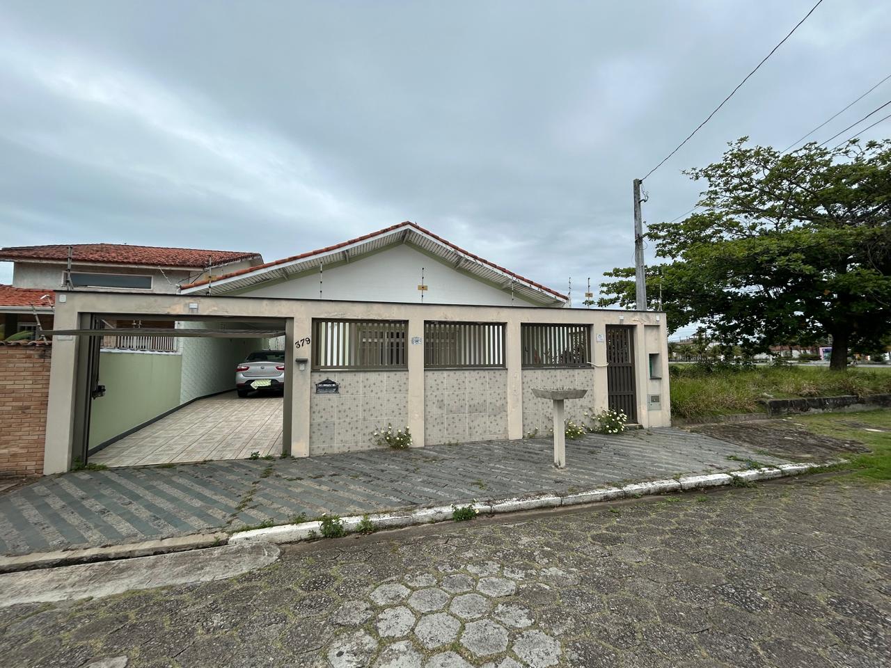 Casa em Peruíbe a 180 metros da praia com edícula e 5 vagas!