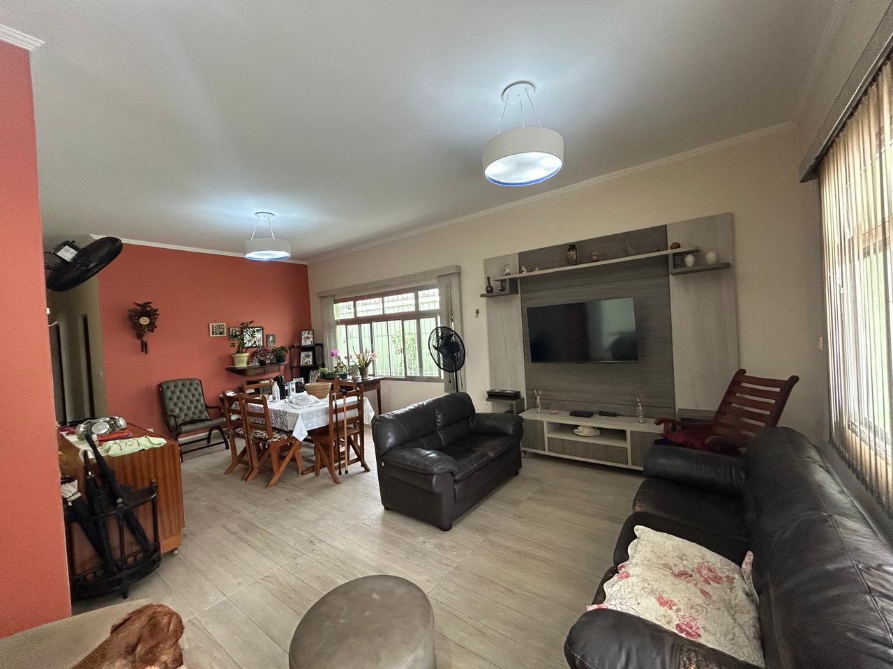 Casa em Peruíbe a 180 metros da praia com edícula e 5 vagas!