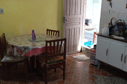 More com Praticidade: Casa com Suíte e Amplo Quintal em Travessa Comercial.