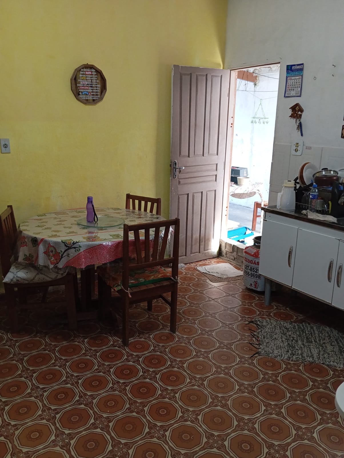 More com Praticidade: Casa com Suíte e Amplo Quintal em Travessa Comercial.