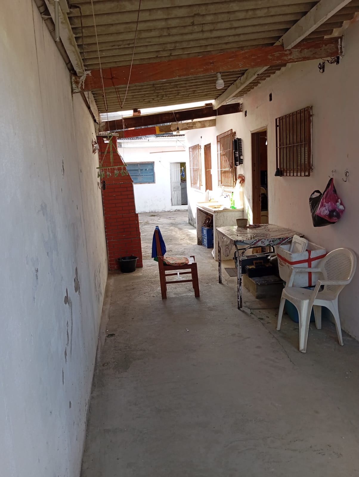 More com Praticidade: Casa com Suíte e Amplo Quintal em Travessa Comercial.