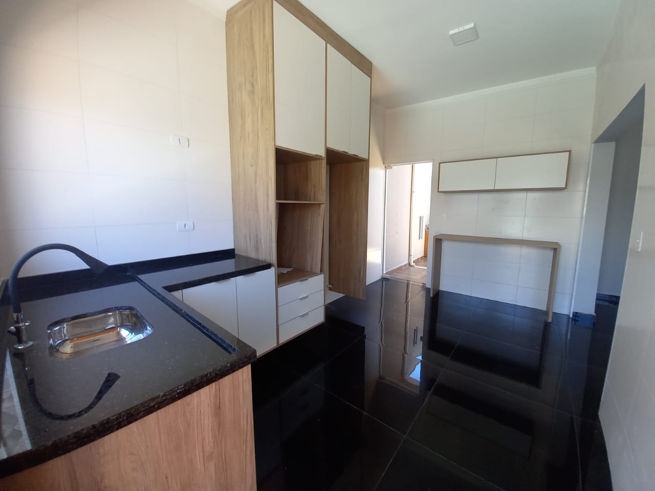 Casa 2 Dorms (1 Suíte) com Planejados e Piscina com Cascata