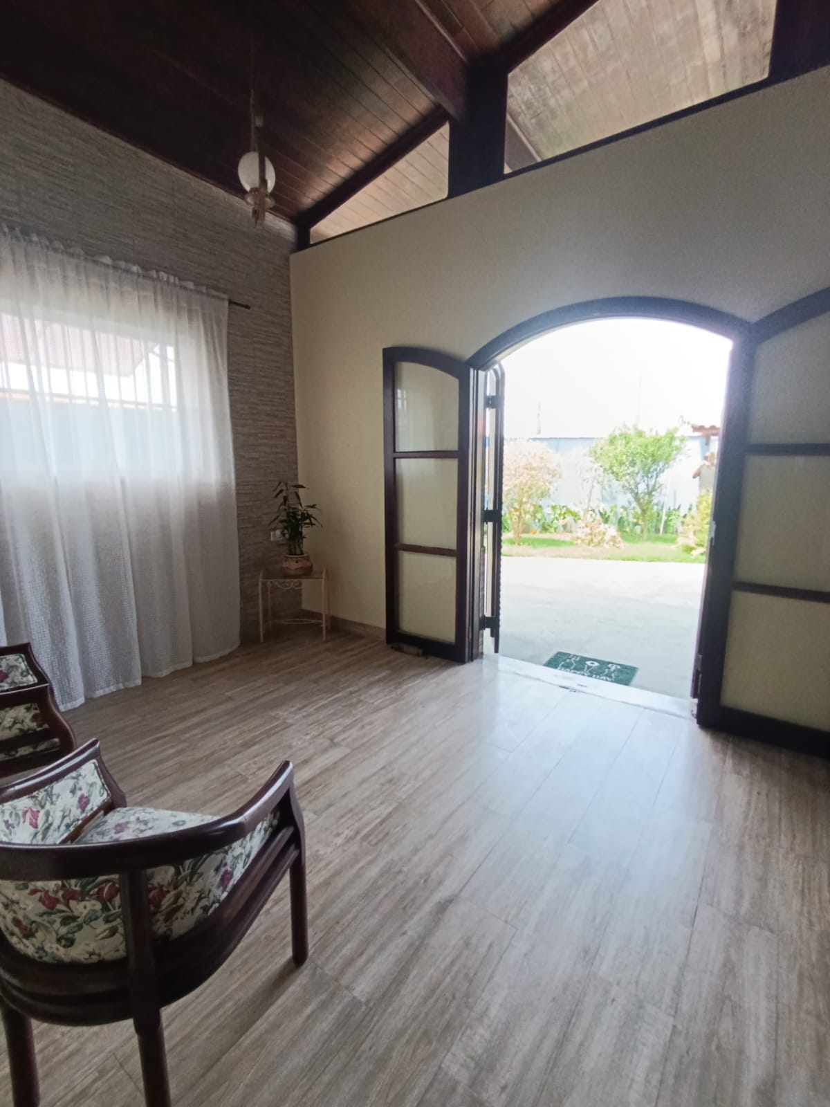 Casa de alto padrão em Itanhaém com energia solar e 4 dormitórios a 300m do mar!