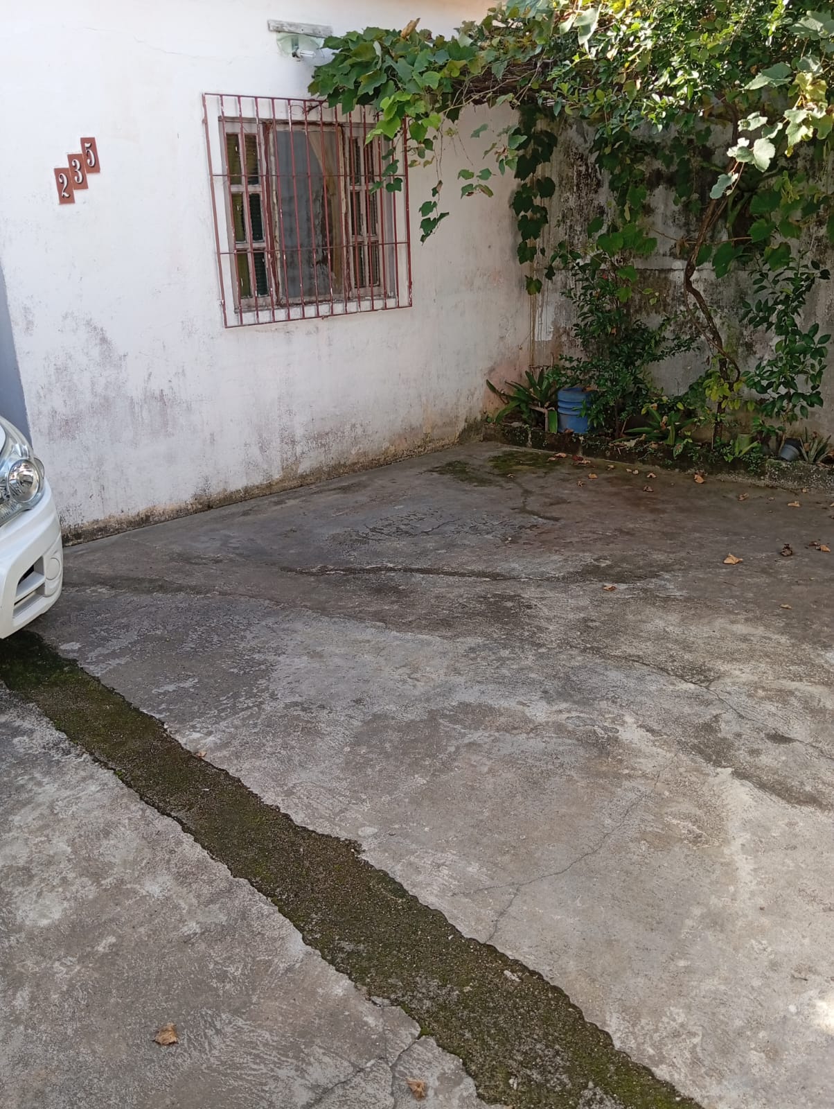 More com Praticidade: Casa com Suíte e Amplo Quintal em Travessa Comercial.