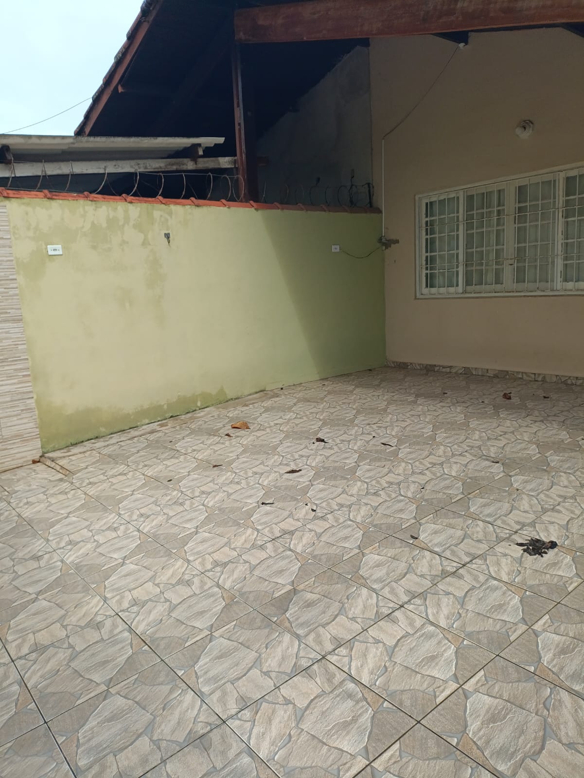 CAS261300 Casa no Suarão com Edícula e Churrasqueira – 2 Minutos do Centro Comercial – Aceita Financiamento!