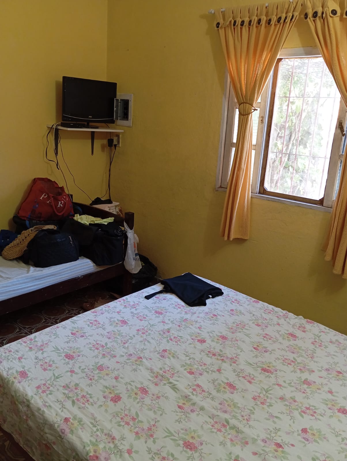 More com Praticidade: Casa com Suíte e Amplo Quintal em Travessa Comercial.