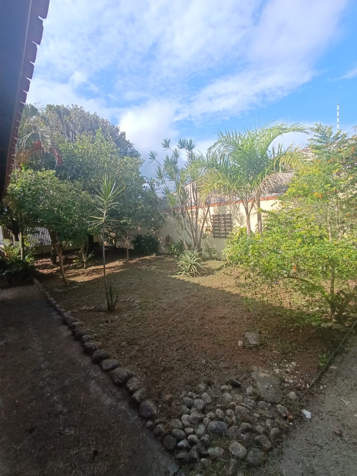 CAS261305 Edícula a 200 metros da praia em Itanhaém com 10 vagas de garagem