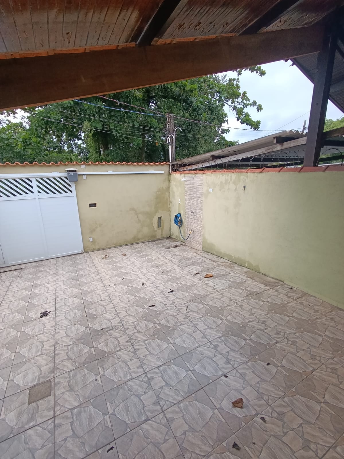 CAS261300 Casa no Suarão com Edícula e Churrasqueira – 2 Minutos do Centro Comercial – Aceita Financiamento!