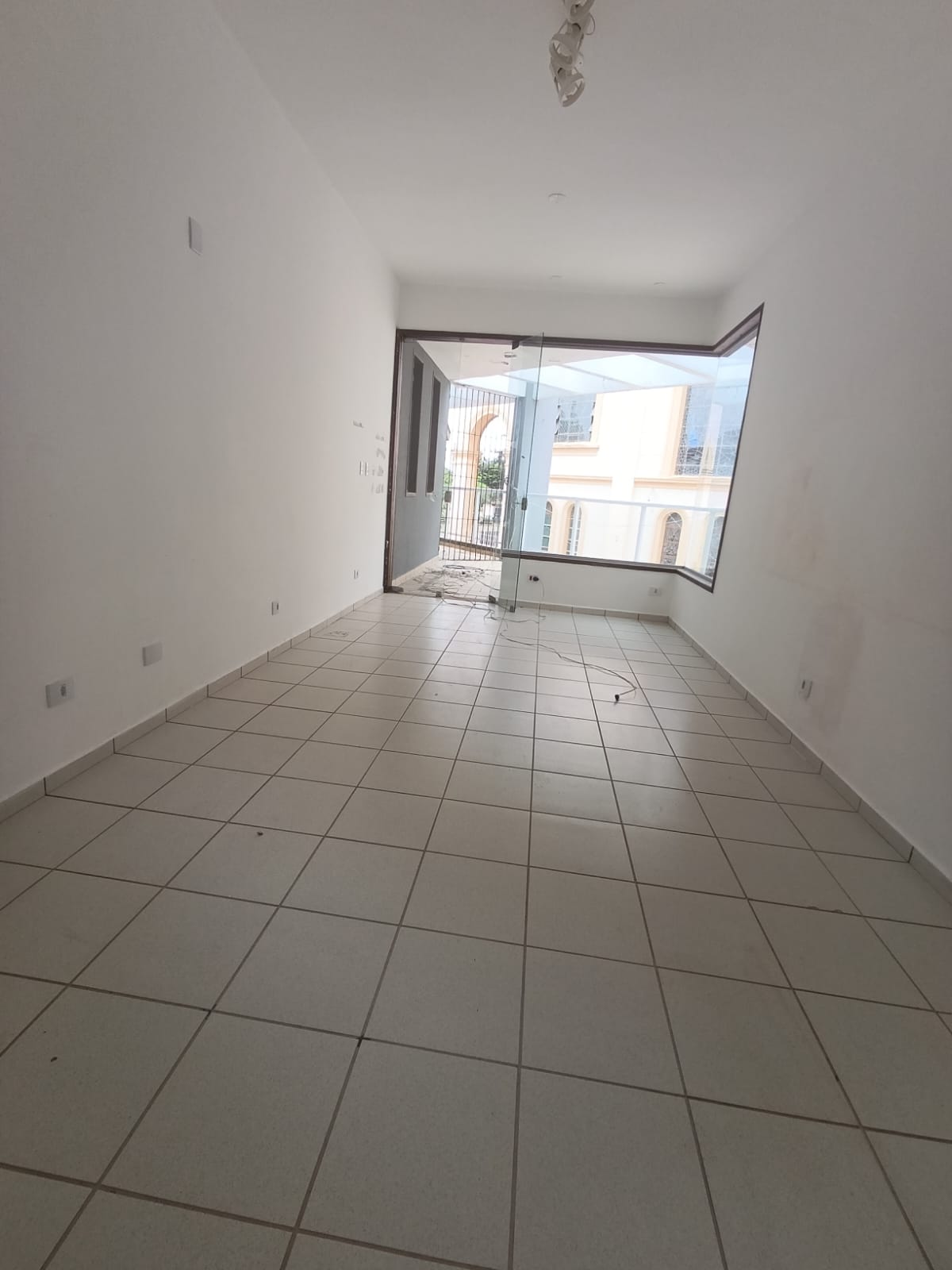 Oportunidade Comercial: Salas no Coração do Suarão ao lado do Poupatempo!