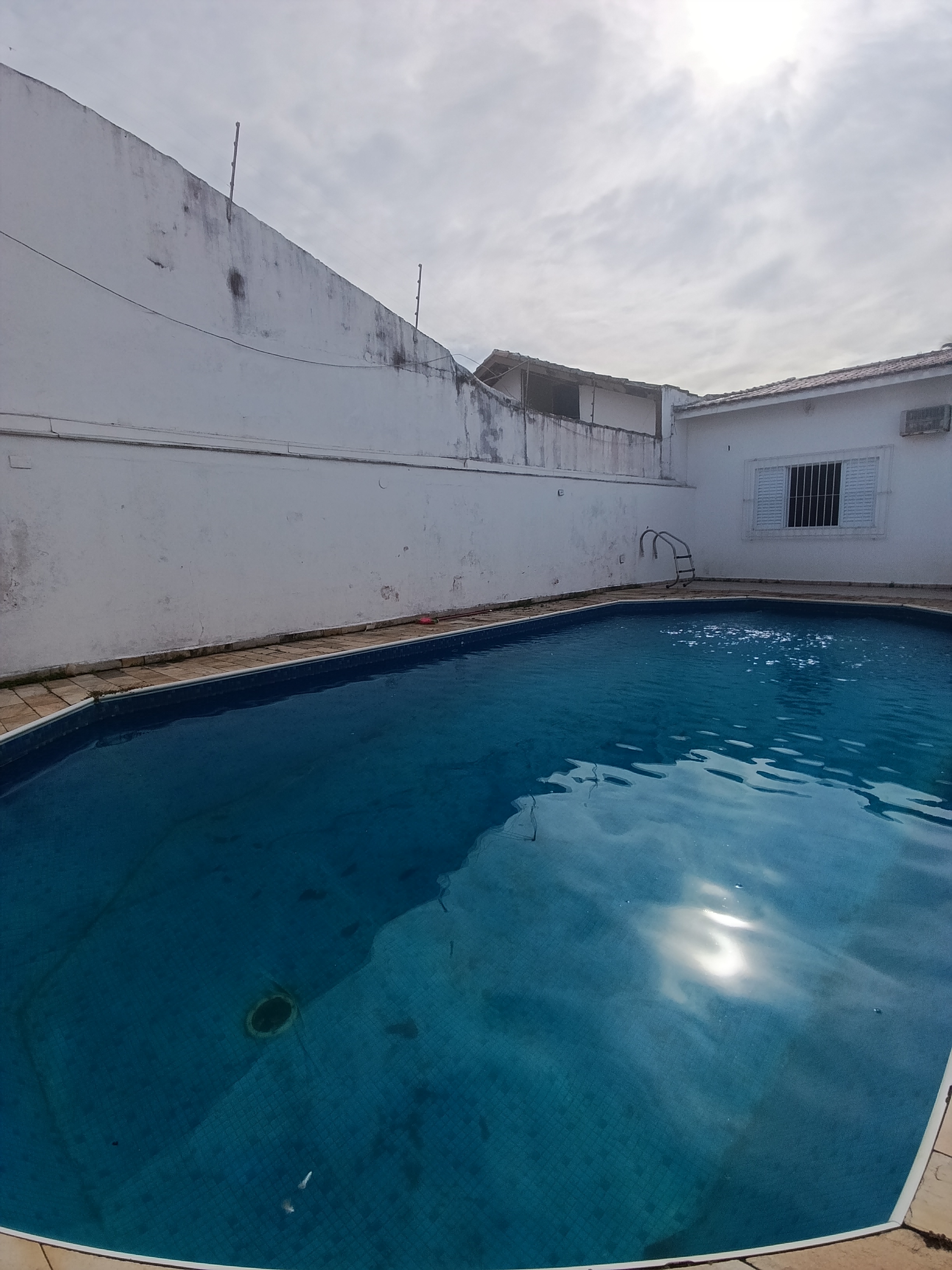Casa Para Venda de 5 Dormitórios e Piscina a 50 metros da praia