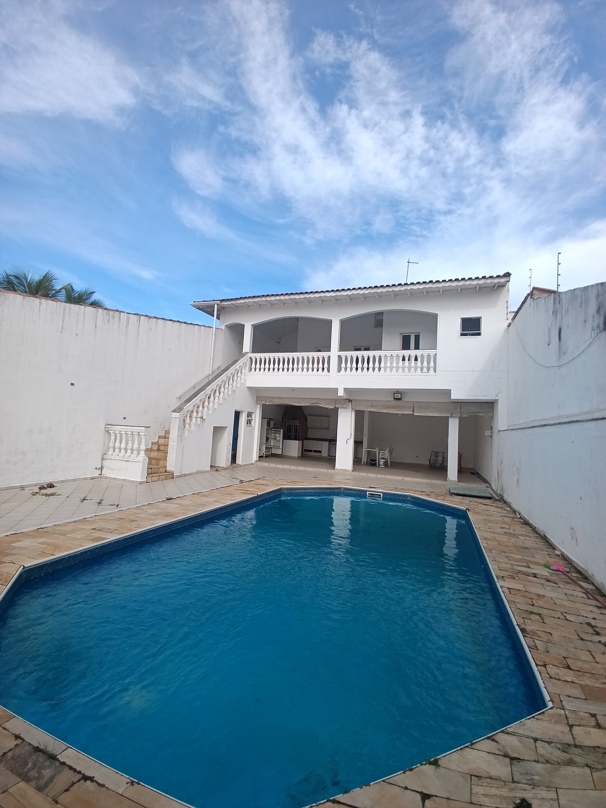 Casa Para Venda de 5 Dormitórios e Piscina a 50 metros da praia