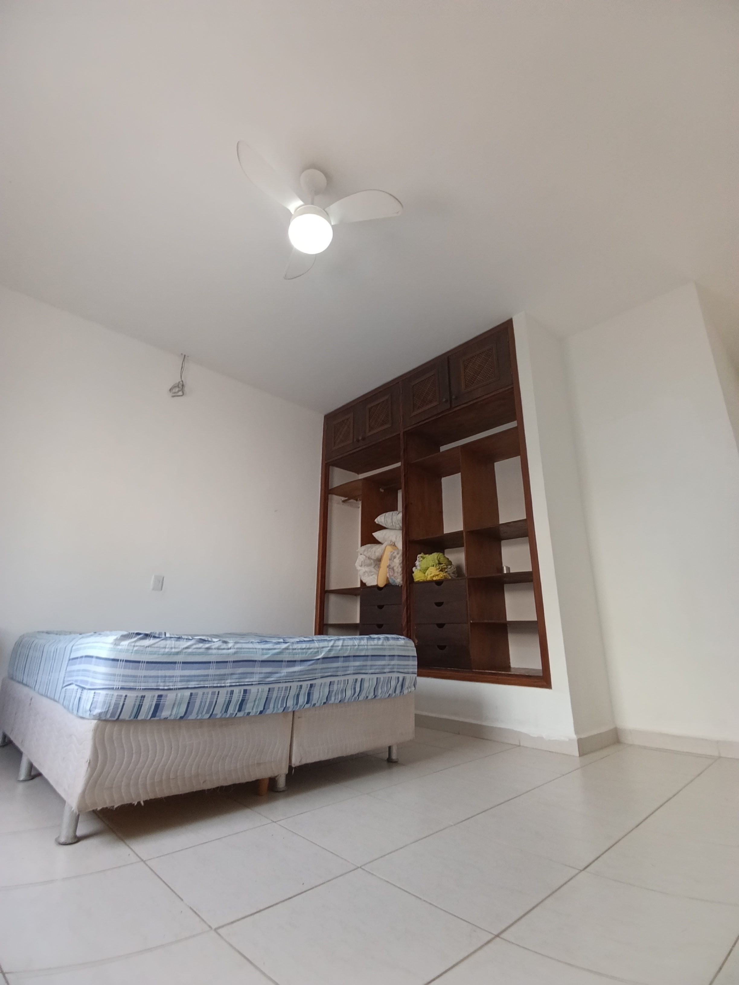 Casa Para Venda de 5 Dormitórios e Piscina a 50 metros da praia