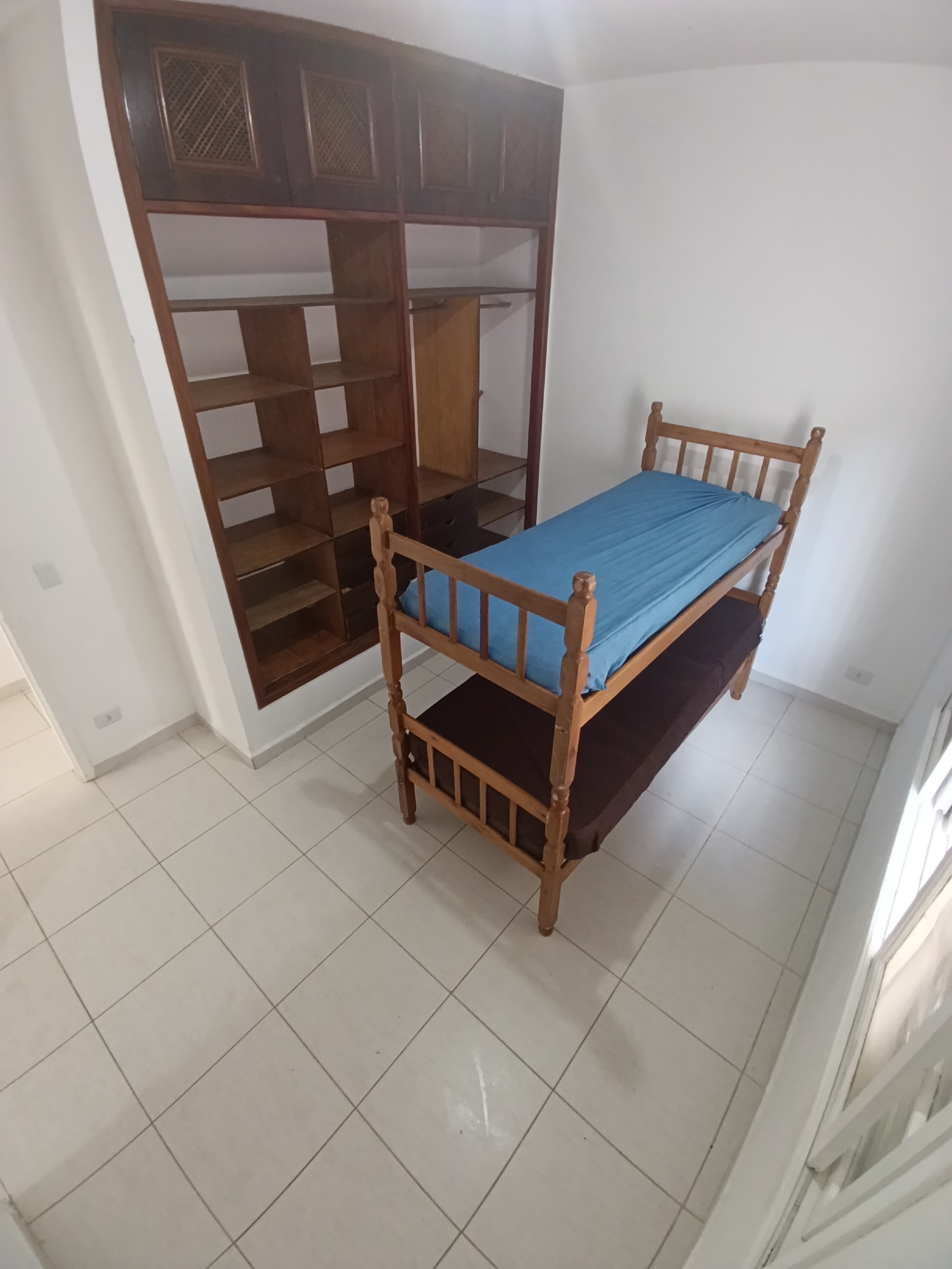 Casa Para Venda de 5 Dormitórios e Piscina a 50 metros da praia