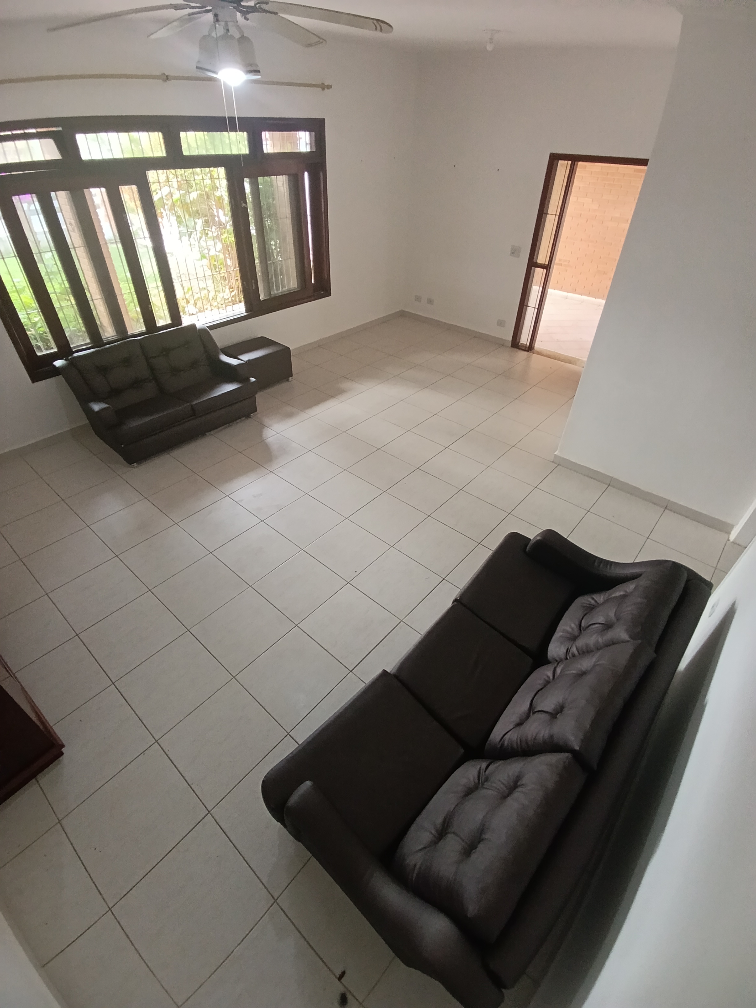 Casa Para Venda de 5 Dormitórios e Piscina a 50 metros da praia