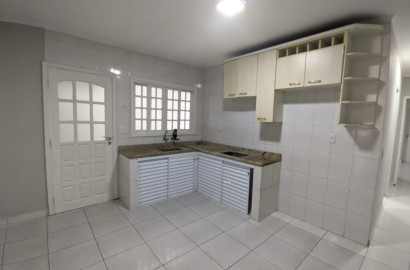 Casa com 2 Suítes Espaçosas, Área Gourmet Completa e Segurança Total