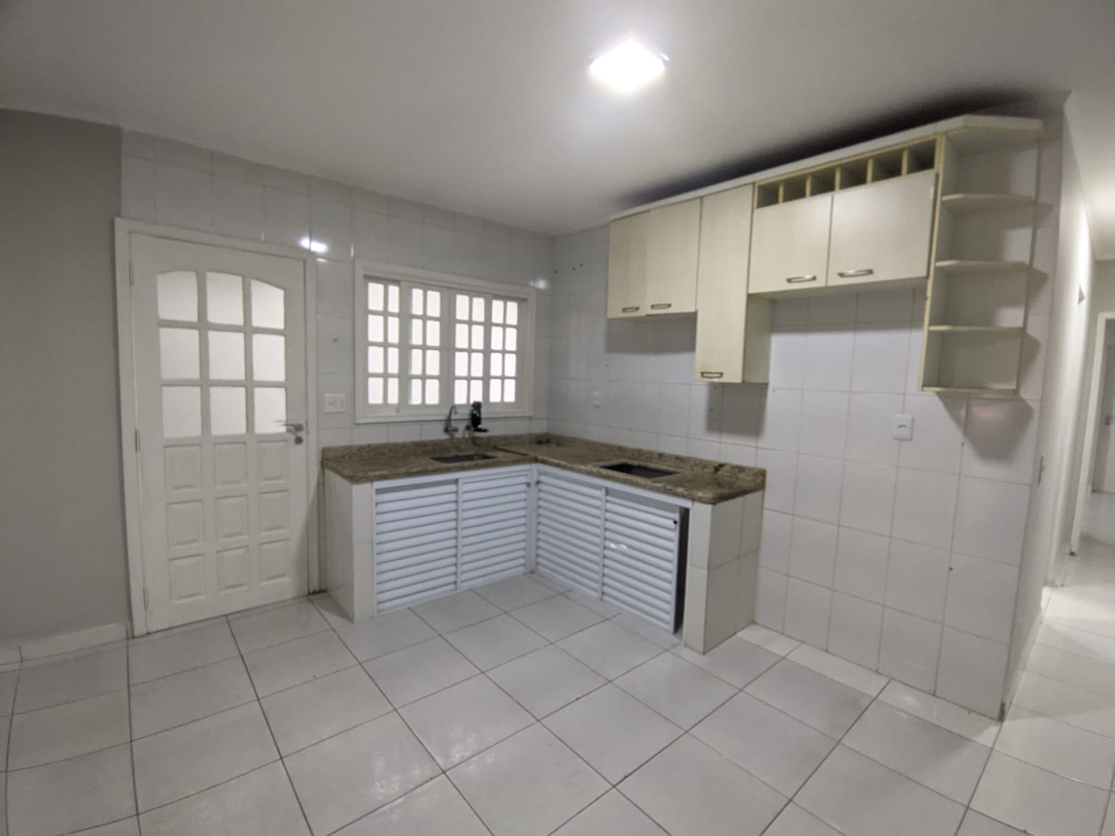 Casa com 2 Suítes Espaçosas, Área Gourmet Completa e Segurança Total