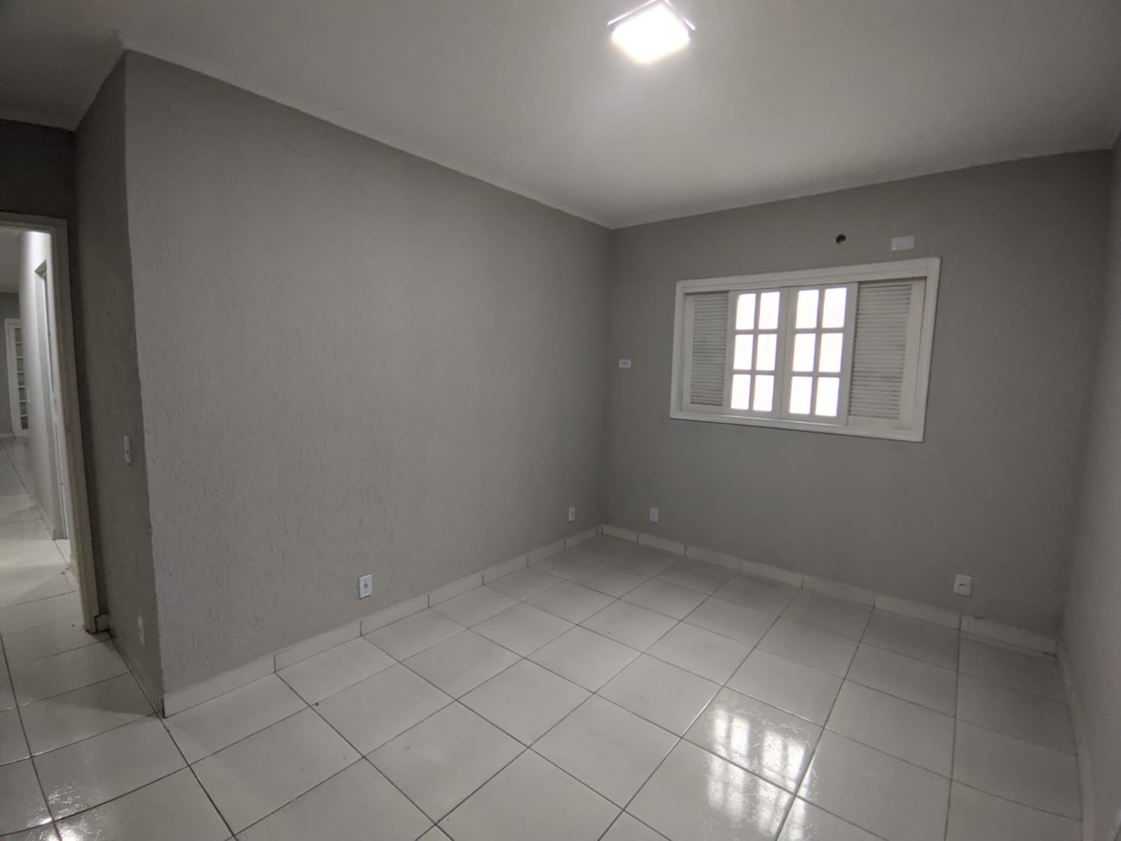 Casa com 2 Suítes Espaçosas, Área Gourmet Completa e Segurança Total