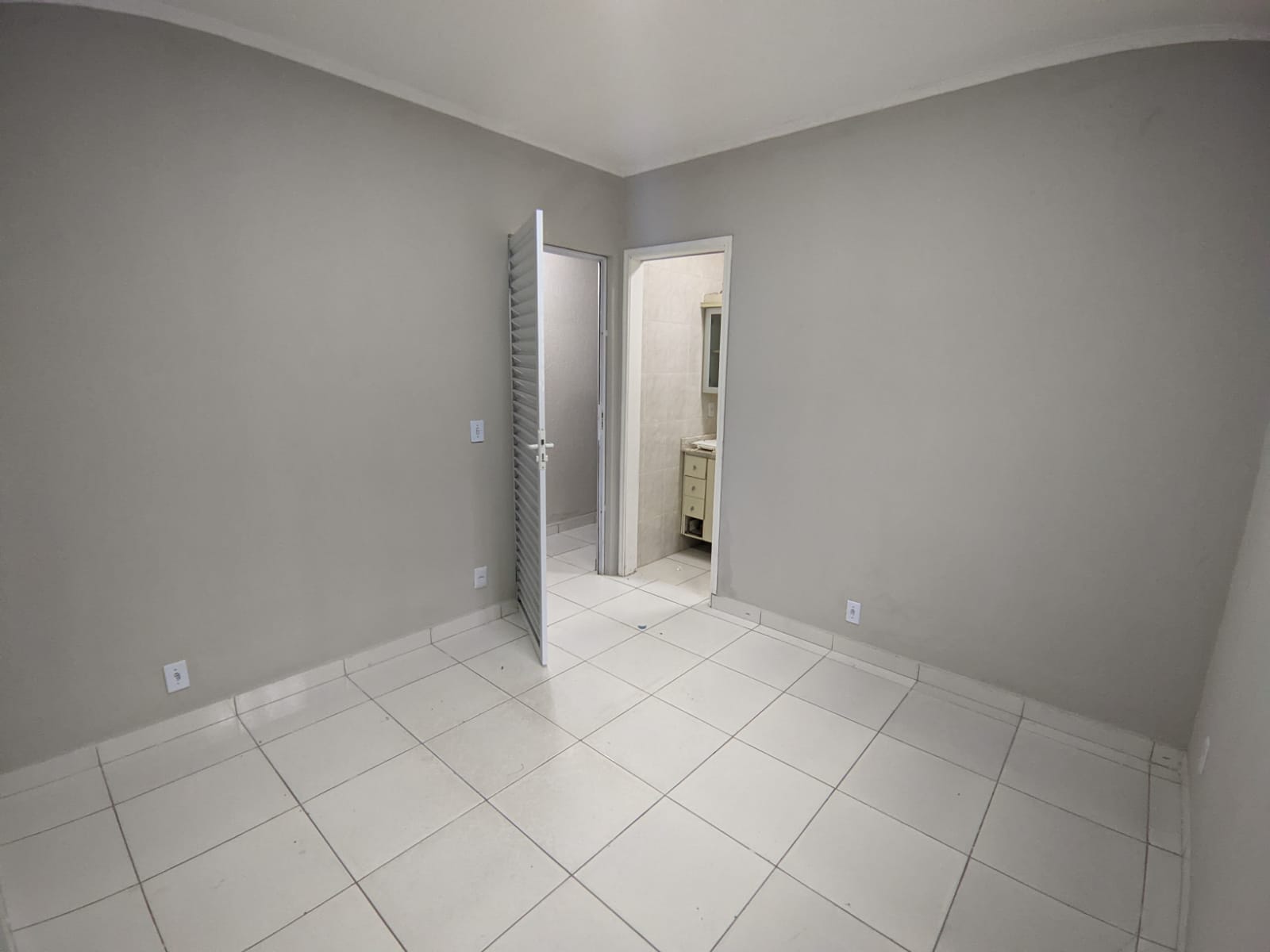 Casa com 2 Suítes Espaçosas, Área Gourmet Completa e Segurança Total