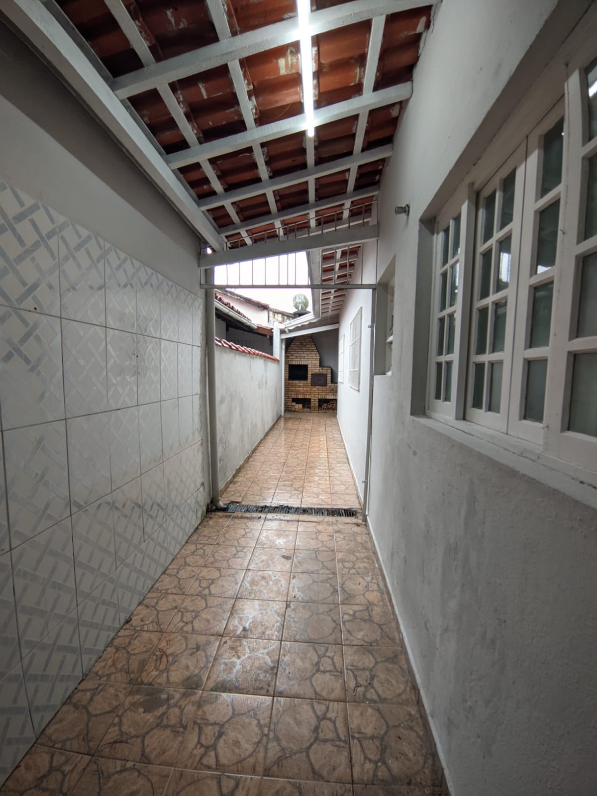 Casa com 2 Suítes Espaçosas, Área Gourmet Completa e Segurança Total