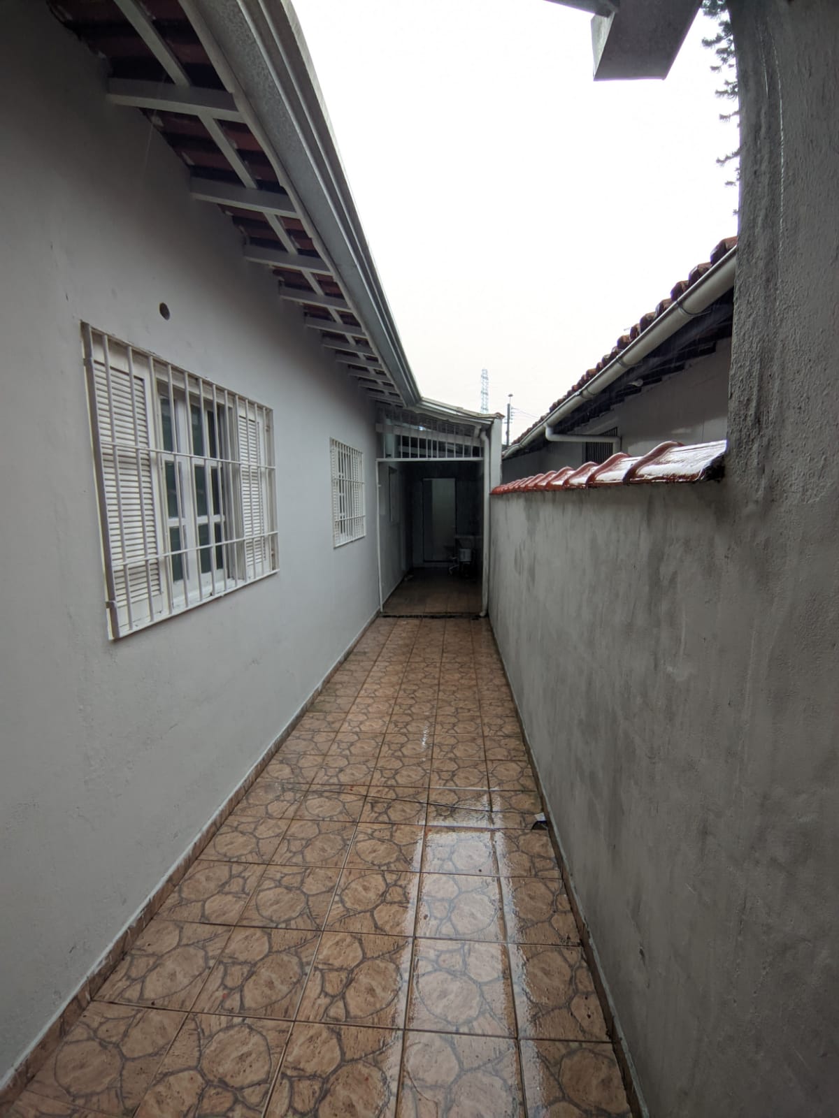 Casa com 2 Suítes Espaçosas, Área Gourmet Completa e Segurança Total