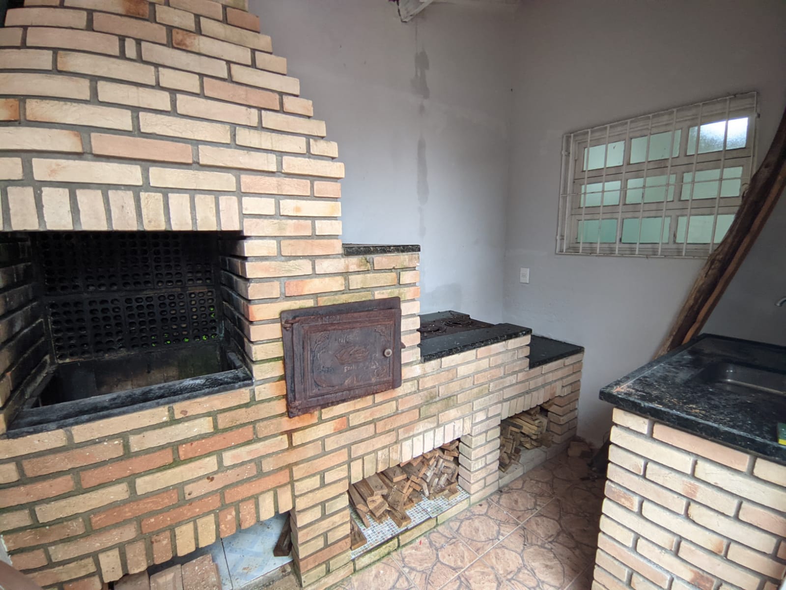 Casa com 2 Suítes Espaçosas, Área Gourmet Completa e Segurança Total