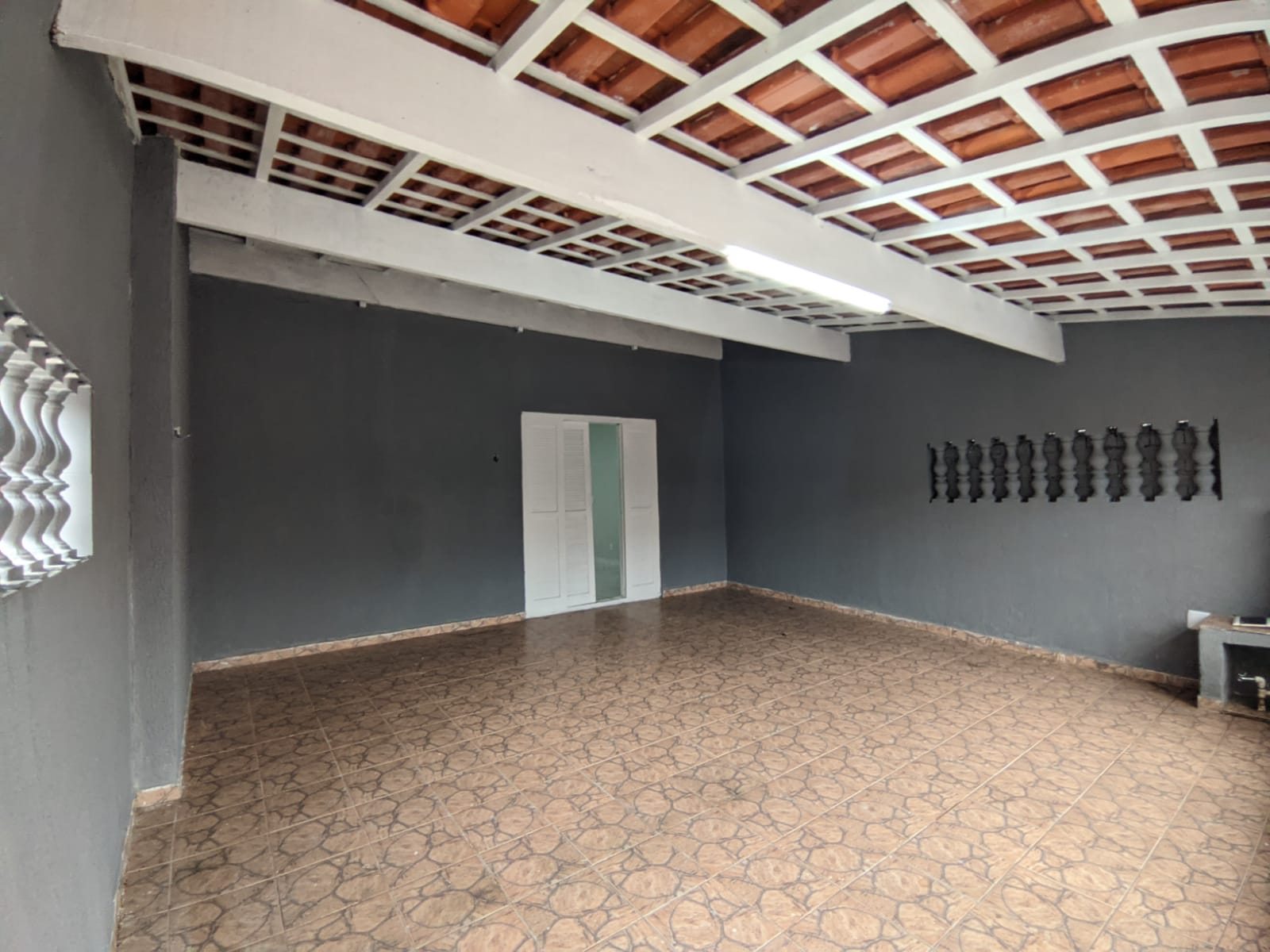 Casa com 2 Suítes Espaçosas, Área Gourmet Completa e Segurança Total