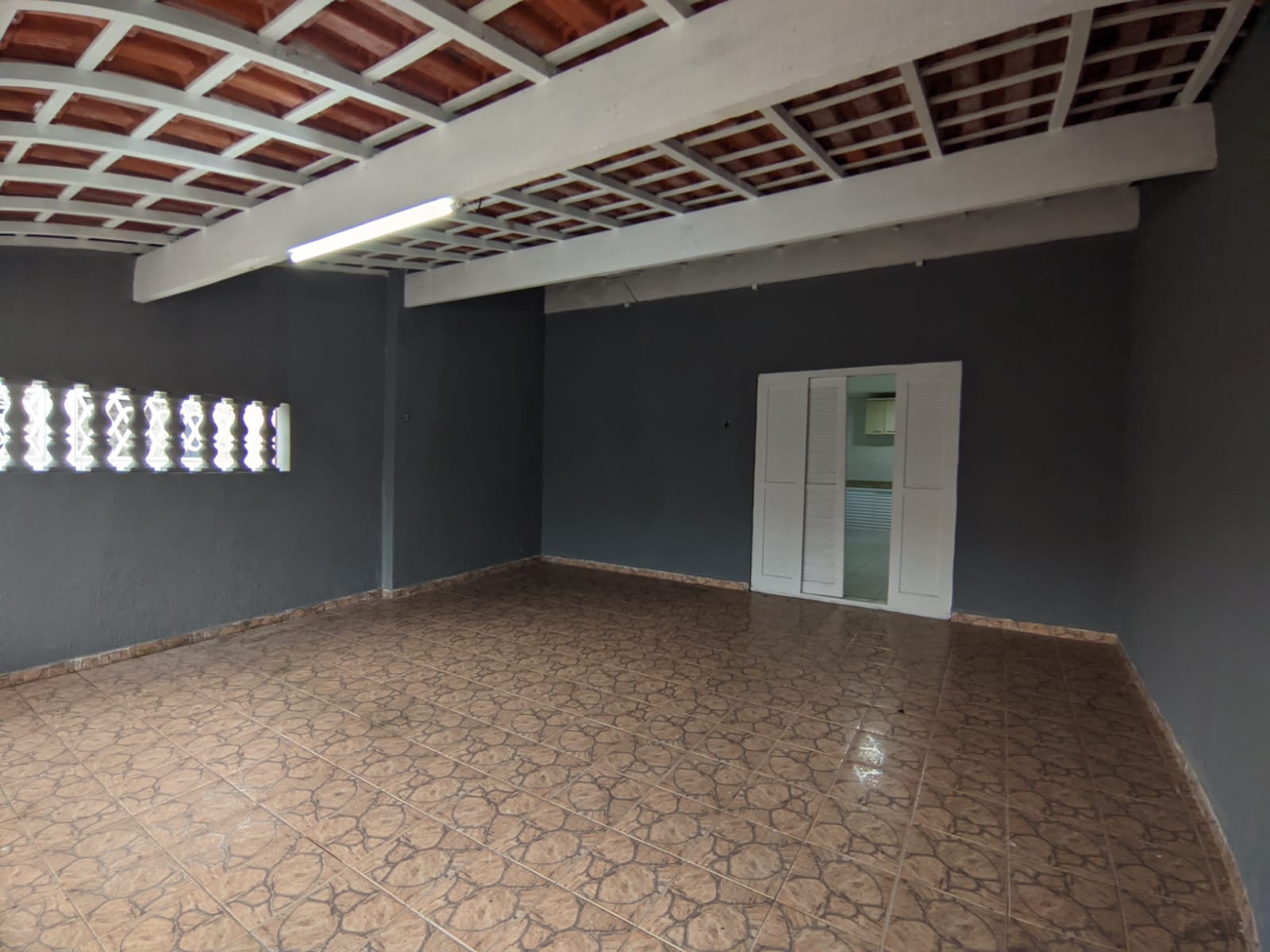 Casa com 2 Suítes Espaçosas, Área Gourmet Completa e Segurança Total