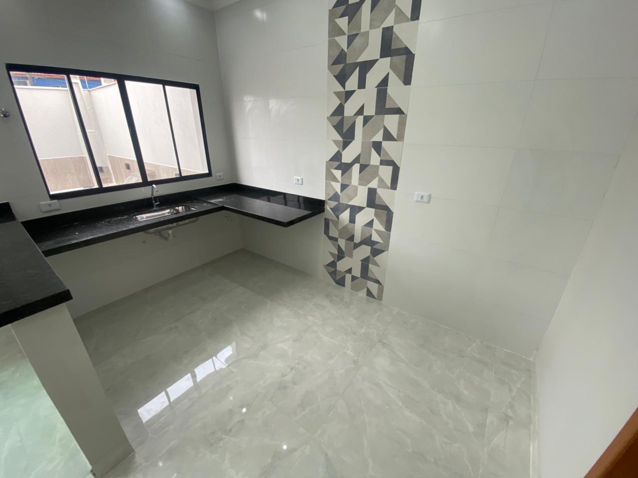 CAS261321 Casa Nova com 3 Dormitórios e Piscina Lado Praia em Mongaguá - Bairro Plataforma