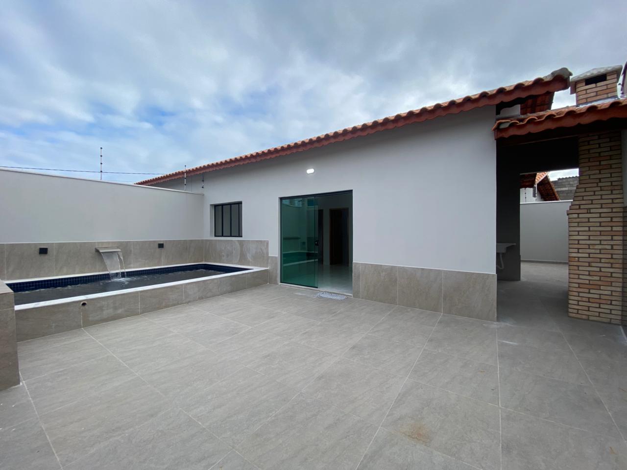 CAS261321 Casa Nova com 3 Dormitórios e Piscina Lado Praia em Mongaguá - Bairro Plataforma