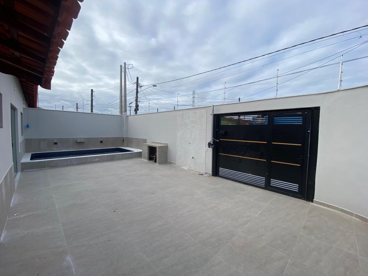 CAS261322 Casa nova em Mongaguá 3 dormitórios com piscina e cascata lado praia