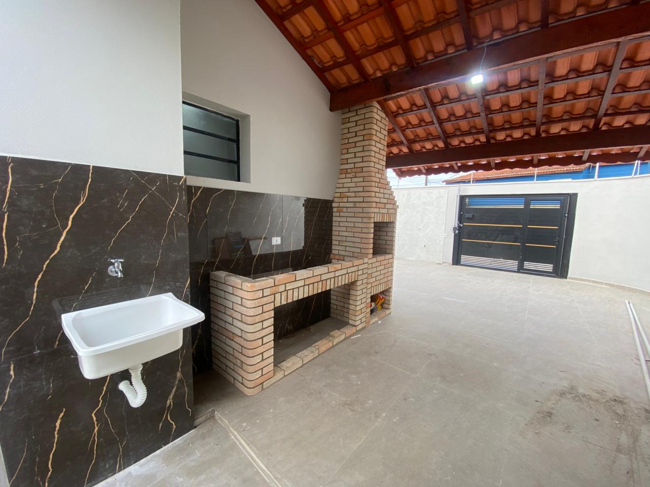 CAS261322 Casa nova em Mongaguá 3 dormitórios com piscina e cascata lado praia