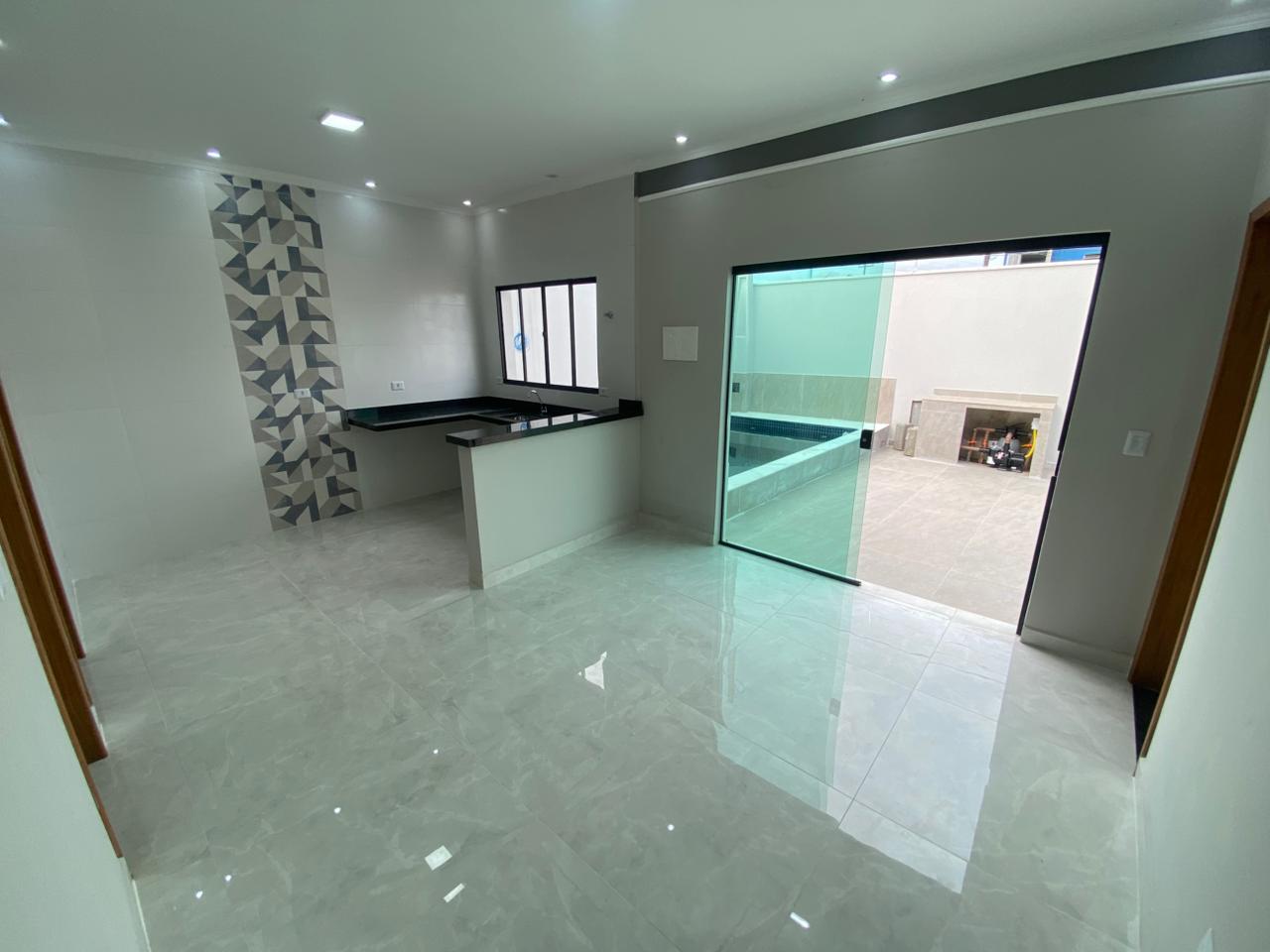 CAS261322 Casa nova em Mongaguá 3 dormitórios com piscina e cascata lado praia