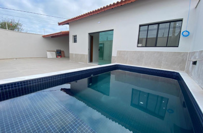 CAS261322 Casa nova em Mongaguá 3 dormitórios com piscina e cascata lado praia