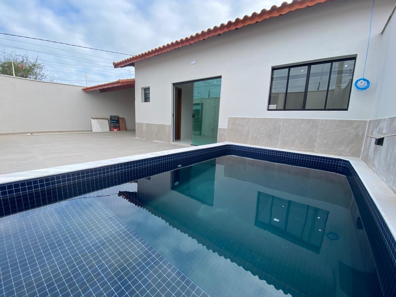 CAS261322 Casa nova em Mongaguá 3 dormitórios com piscina e cascata lado praia