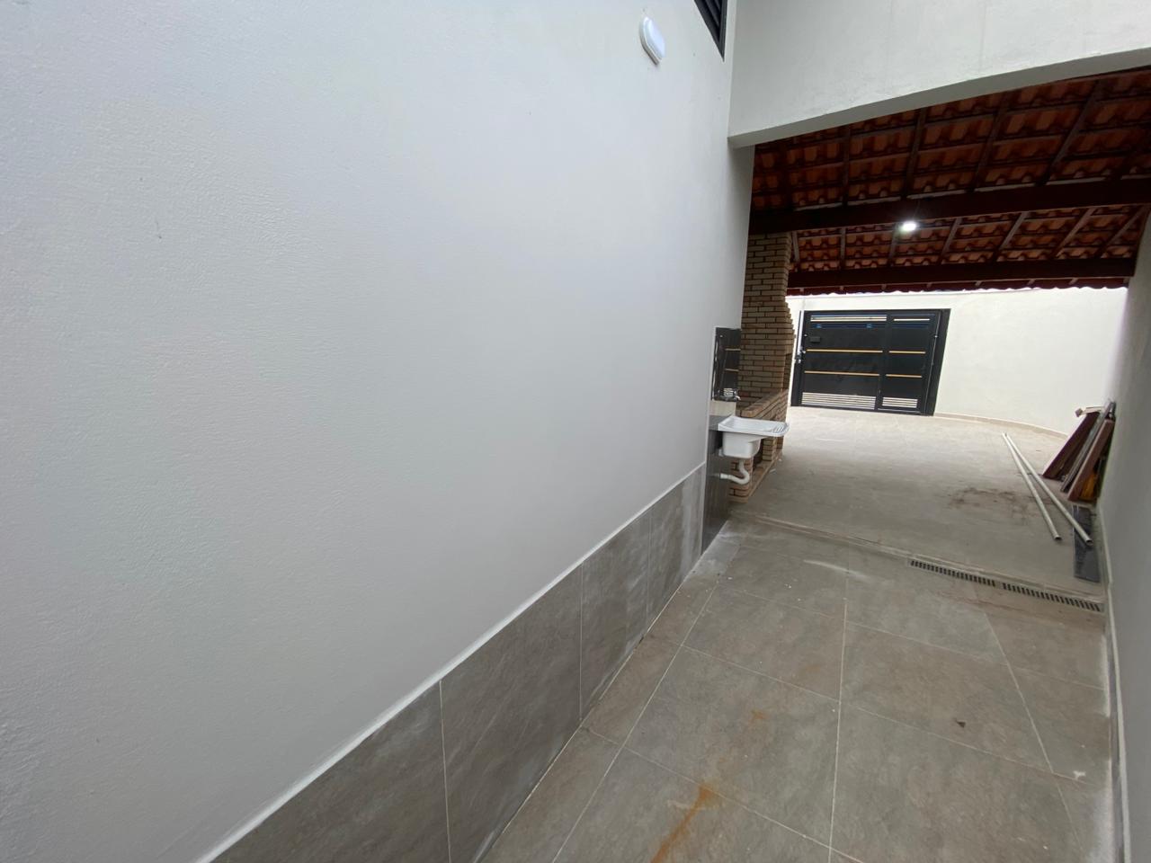 CAS261322 Casa nova em Mongaguá 3 dormitórios com piscina e cascata lado praia