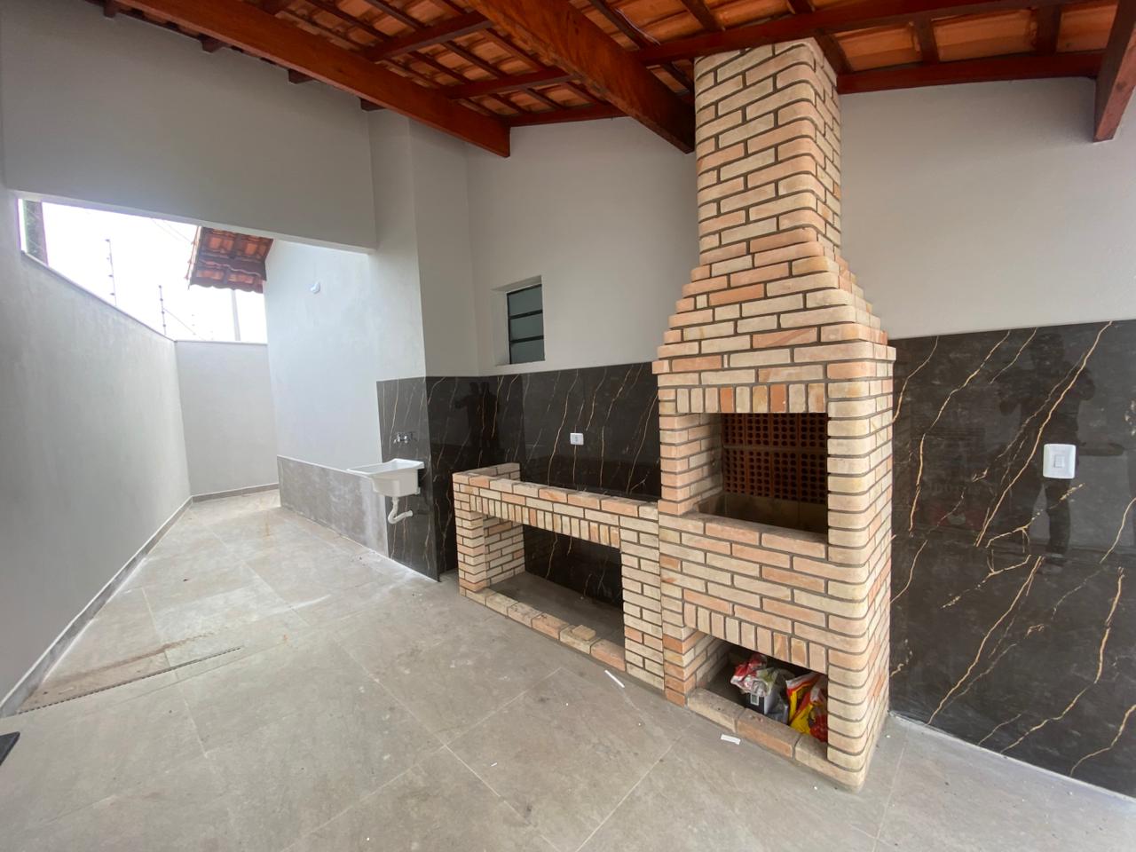 CAS261322 Casa nova em Mongaguá 3 dormitórios com piscina e cascata lado praia