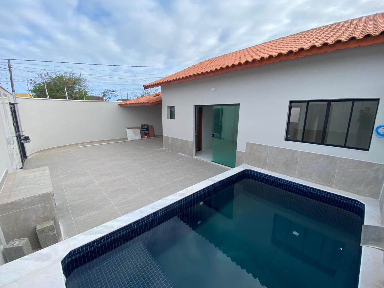 CAS261322 Casa nova em Mongaguá 3 dormitórios com piscina e cascata lado praia