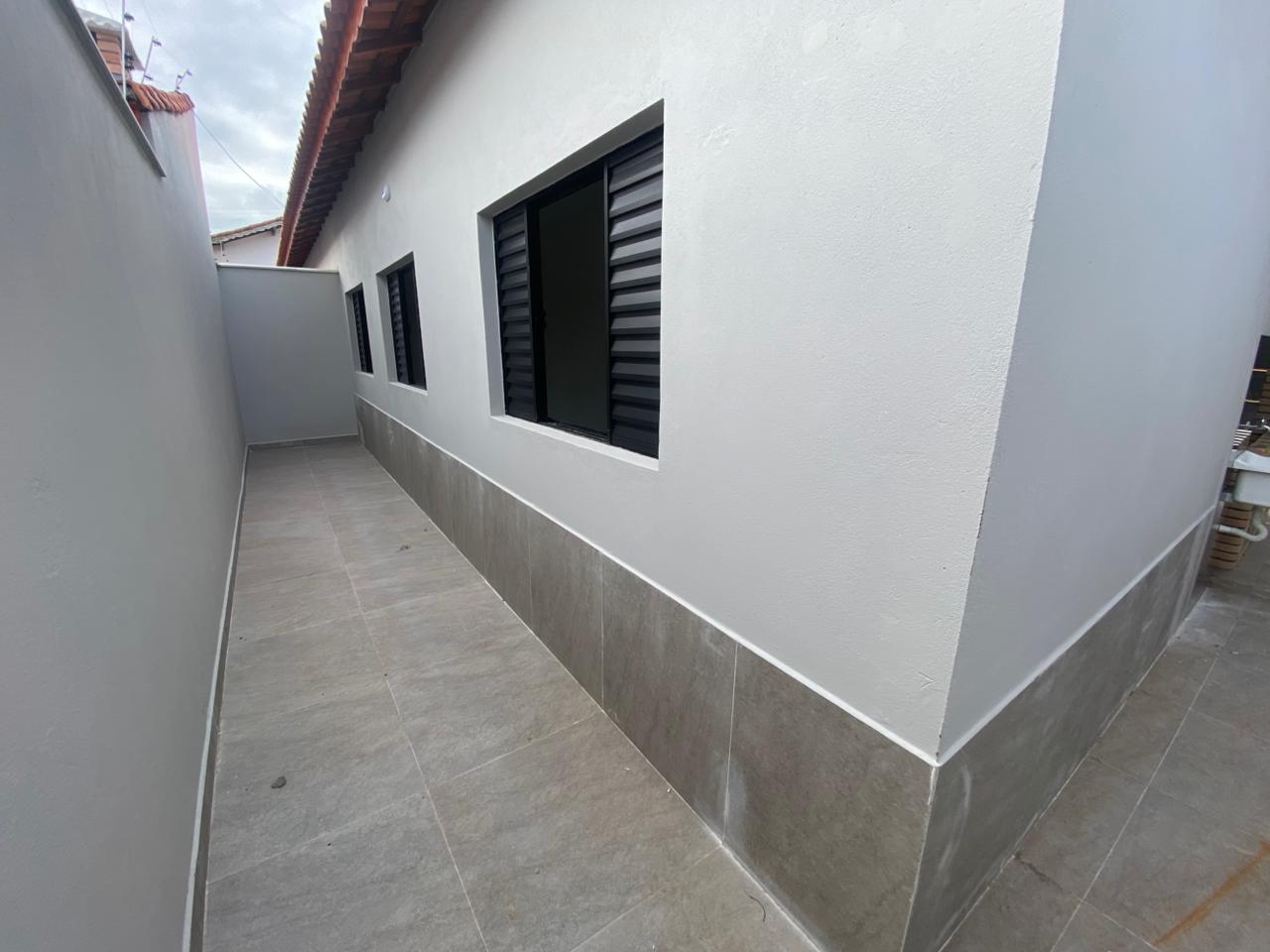 CAS261322 Casa nova em Mongaguá 3 dormitórios com piscina e cascata lado praia
